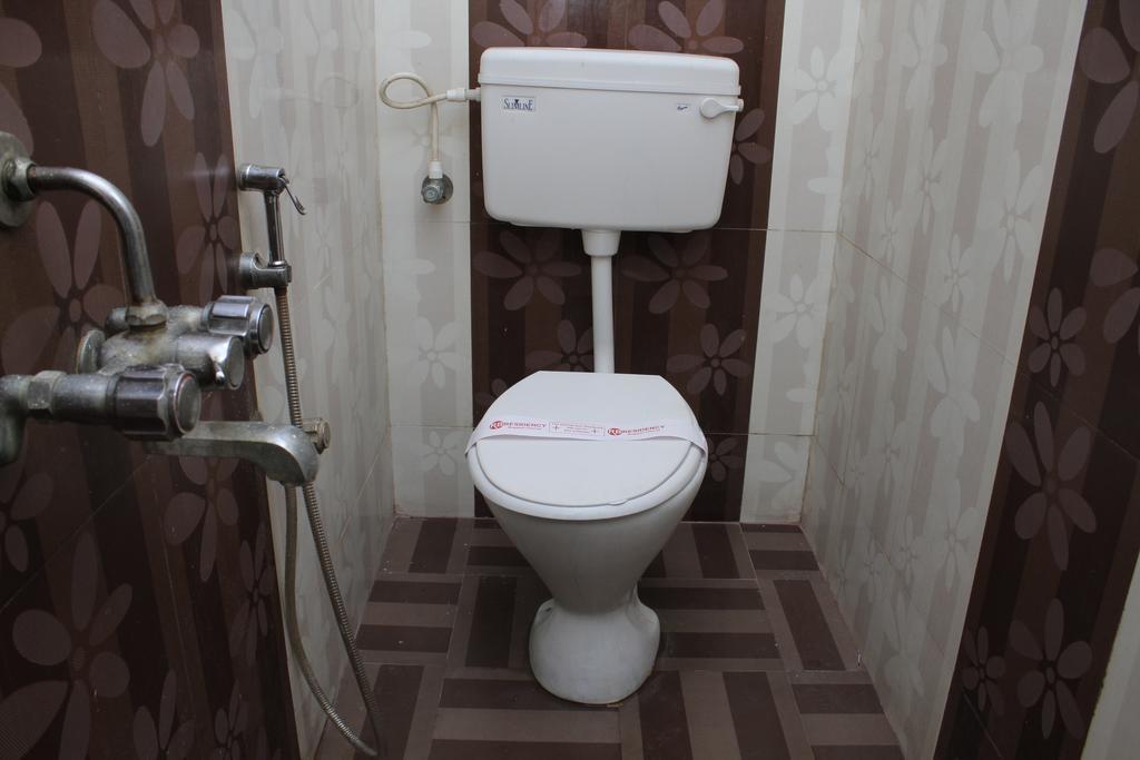 R B Residency Hotel Ченай Екстериор снимка
